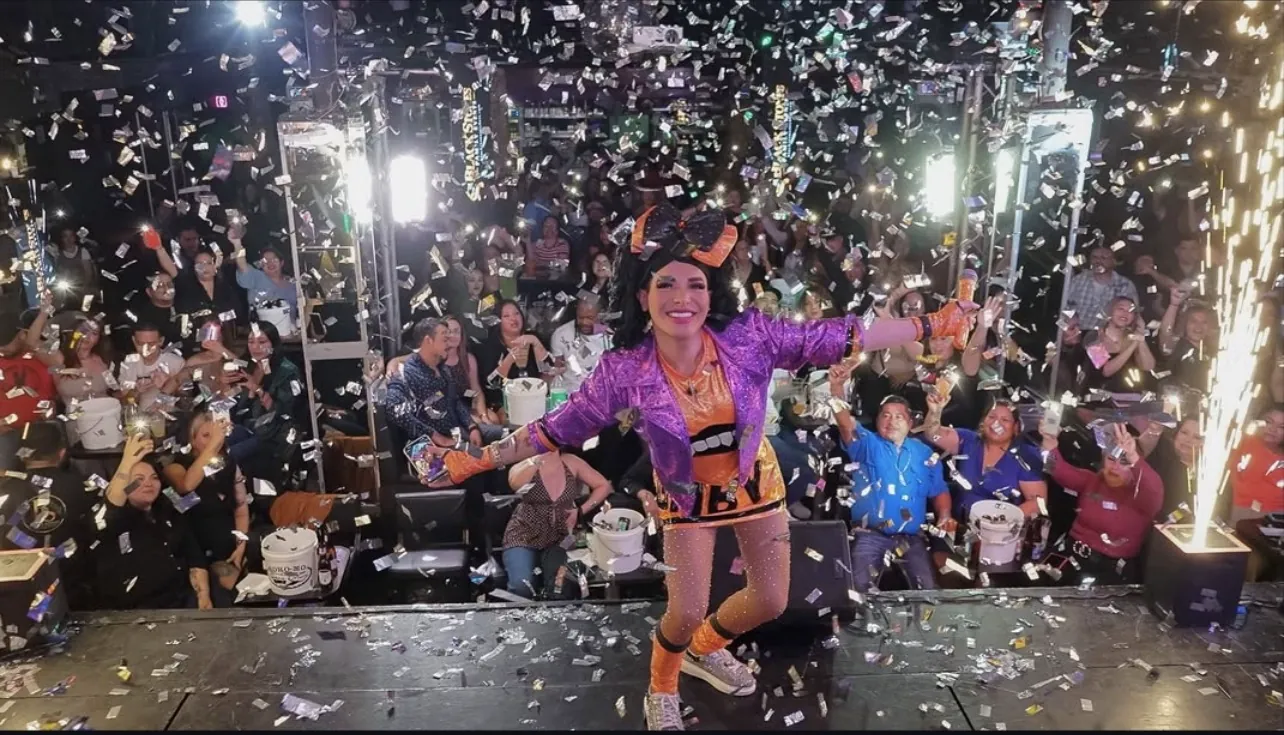 Gaby Mendoza en el escenario con lluvia de confeti