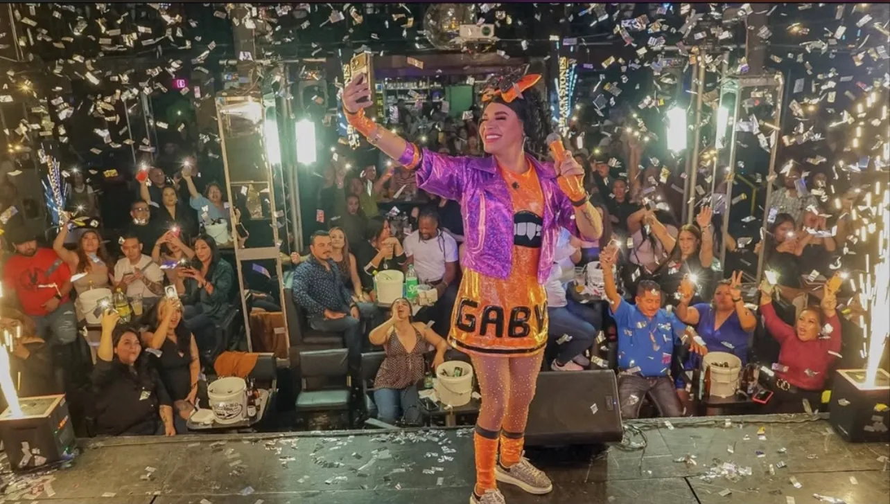 Gaby Mendoza tomándose una selfie con el público
