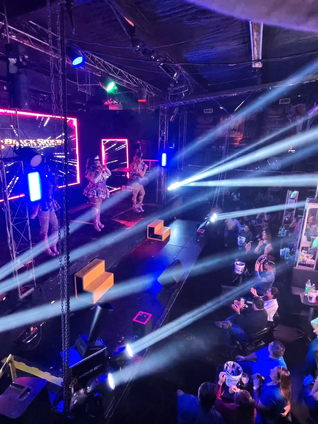 Las Koketas en el escenario entre luces
